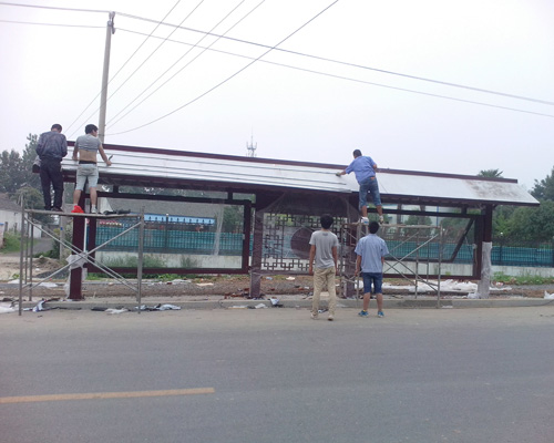 揚州某市仿古候車亭安裝現(xiàn)場