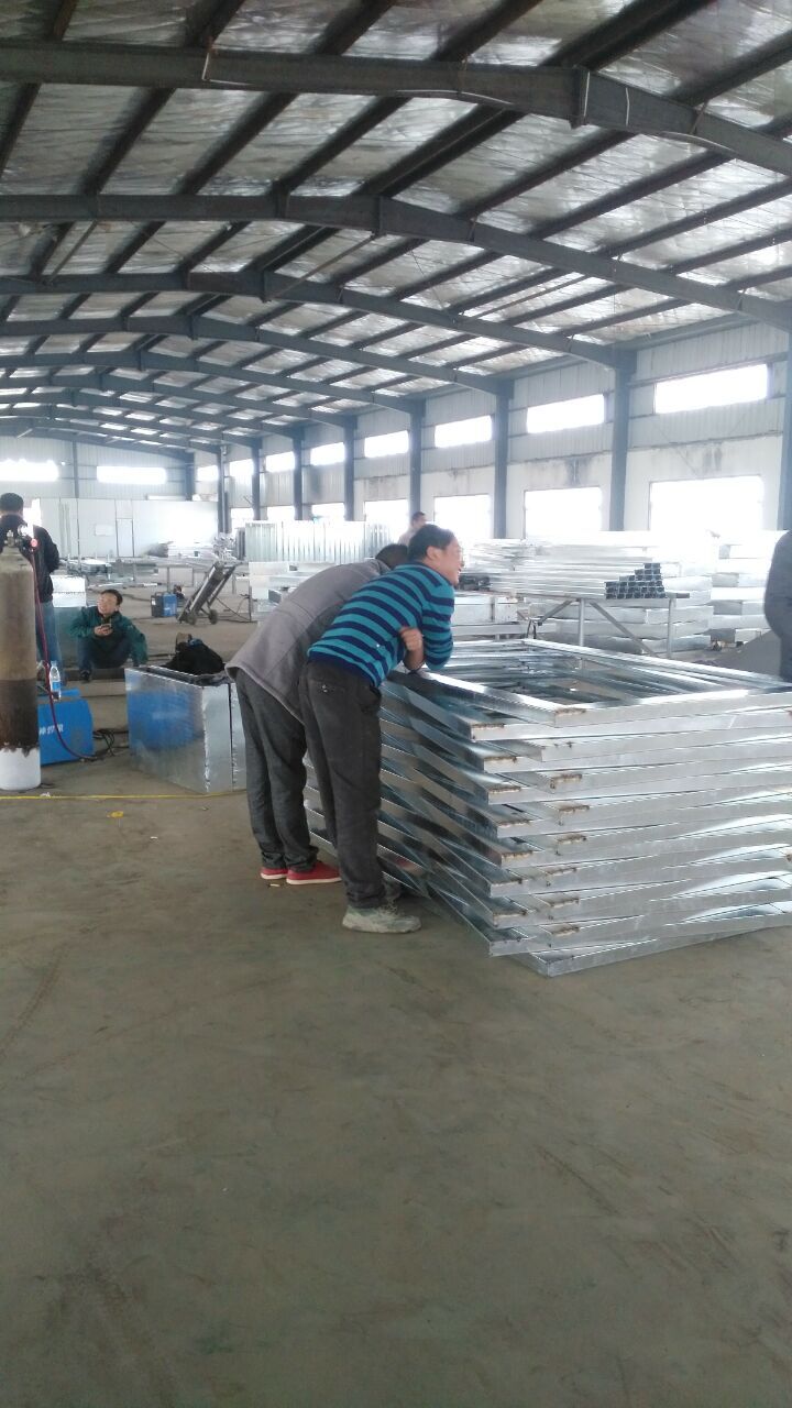 滾動燈箱生產中